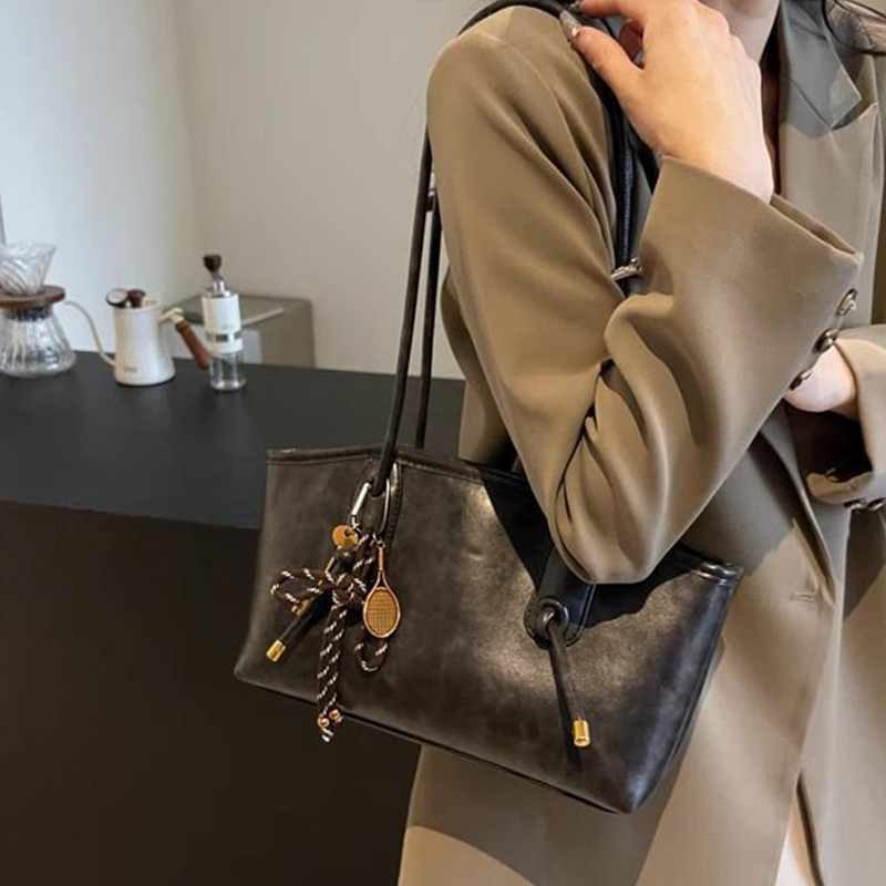 Μια κομψή και ανθεκτική γυναικεία τσάντα με έναν ιμάντα